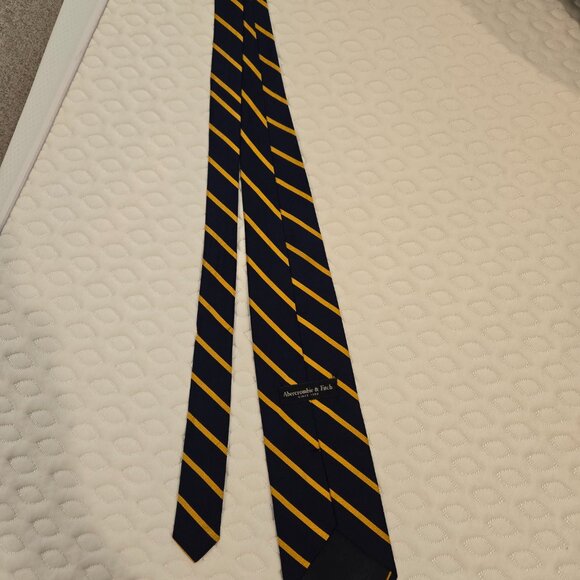 Menswear Tie - Picture 2 of 3
